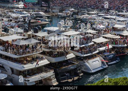 Circuit de Monaco, Monte-carlo, Monaco. 26.Mai 2024; Blick auf den Hafen von Monaco, Leute beobachten das Rennen vom Boot aus während des Formel-1-Grand Prix von Monaco Stockfoto