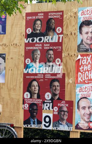 AALST, BELGIEN, 30. MAI 2024: Politische Plakate für die linksliberale Partei Vooruit. Es ist die flämische sozialdemokratische Partei in Belgien. Parlamentarisch Stockfoto