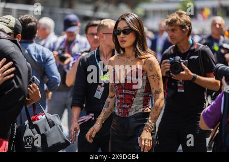 Circuit de Monaco, Monte-carlo, Monaco. 26.Mai 2024; Peggy Gou läuft vor dem Start des Rennens während des Formel-1-Grand Prix von Monaco auf der Startaufstellung Stockfoto