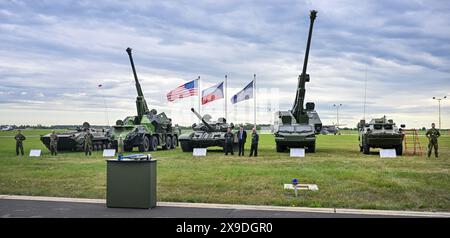 Während eines Treffens mit der tschechischen Verteidigungsministerin Jana CER blinzelte eine Demonstration militärischer Ausrüstung für die Ukraine, die von US-Außenminister Antony gesehen wurde Stockfoto