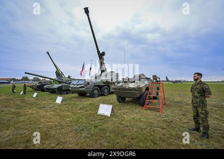 Während eines Treffens mit der tschechischen Verteidigungsministerin Jana CER blinzelte eine Demonstration militärischer Ausrüstung für die Ukraine, die von US-Außenminister Antony gesehen wurde Stockfoto