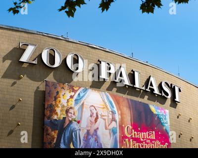 Logo des Zoo Palast Kinos an der Gebäudefassade. Großes Kino in der deutschen Stadt. Unterhaltungs- und Freizeitaktivitäten in Charlottenburg. Stockfoto