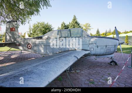 ESKISEHIR, TURKIYE - 17. SEPTEMBER 2023: Ein Flugzeug im Vecihi Hurkus Aviation Park Stockfoto