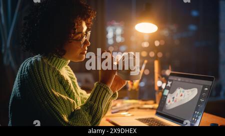 Millennial Designer Workspace: Brasilianische Künstlerin sitzt am Schreibtisch und wendet ihre eigenen Designs auf den Custom Schuh an. Frau, die spät am Abend arbeitet. Menschen mit frischen Ideen. Stockfoto