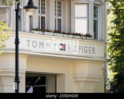 Tommy Hilfiger-Logo auf der Ladenfassade. Der amerikanische Luxusmode-Händler für Designerkleidung befindet sich am Kurfürstendamm. Stockfoto