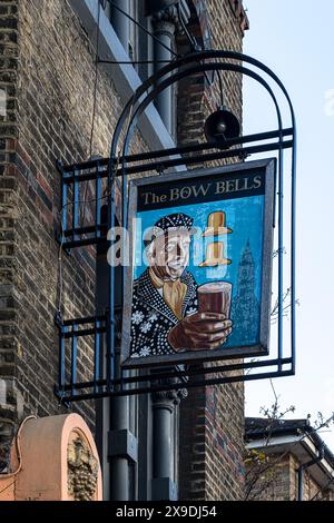 Das Bow Bells Pub-Schild, Bow, London Stockfoto