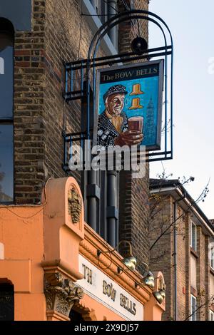 Das Bow Bells Pub-Schild, Bow, London Stockfoto