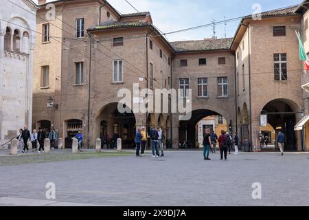 Corso Duomo in Modena, Arkaden und historische Gebäude in der Nähe der Duomo Kirche, Italien. Stockfoto