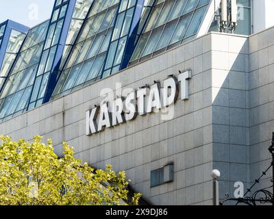 Karstadt-Logoschild am Einkaufszentrum am Kurfürstendamm. Das Einkaufszentrum gehört zur Firma Galeria Karstadt Kaufhof. Stockfoto