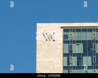 Waldorf Astoria Logoschild an der Gebäudefassade. Das deutsche Luxushotel ist ein Reiseunternehmen. Sie befindet sich in Charlottenburg. Stockfoto