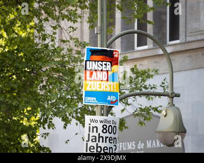 AFD-Wahlkampfplakat auf einer Straßenlaterne, um für die Europawahlen 2024 zu werben. Deutsches politisches Plakat der Rechten und Konservativen. Stockfoto