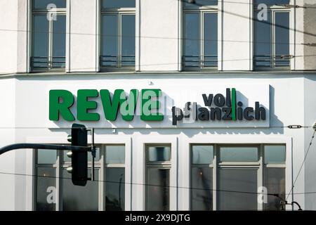 REWE voll pflanzlich (komplett veganes) Logo-Zeichen des Supermarktes. Pflanzliche Lebensmittel in Friedrichshain, Warschauer Straße. Fleischfreie Speisen. Stockfoto