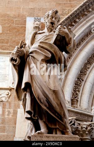 Statue des Heiligen Peter vor der Kathedrale von Palermo in Sizilien Italien Stockfoto