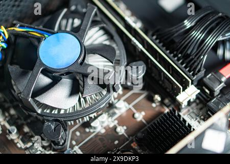 Nahaufnahme einer Computerplatine mit einem Lüfter und verschiedenen Komponenten. Stockfoto