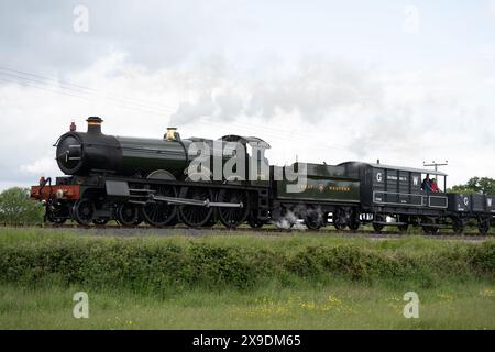 Saint Class 2999 'Lady of Legend' zieht einen Güterzug, GWSR, Gloucestershire, Großbritannien Stockfoto