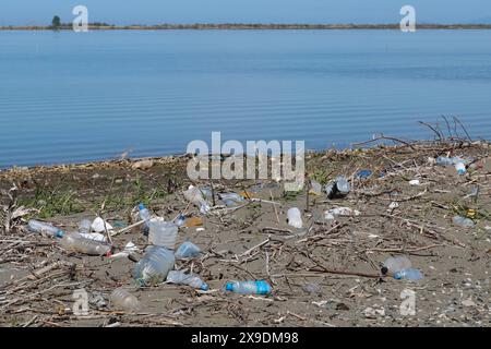 Angespülter Müll in Albanien, Mittelmeer, Verschmutzung, Meeresverschmutzung, Plastikmüll, Abfall, Müll, Müll, Müll, Kunststoffabfälle, Meerespollu Stockfoto