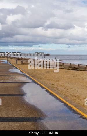 Promenade, Strand und Meer mit Southwold Pier in der Ferne in Southwold, Suffolk, Großbritannien im April Stockfoto