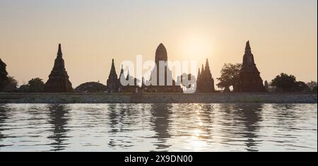 Wat Chaiwatthanaram Tempel in der Abenddämmerung, Ayutthaya, Thailand Stockfoto