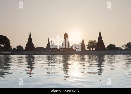 Wat Chaiwatthanaram Tempel in der Abenddämmerung, Ayutthaya, Thailand Stockfoto