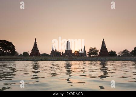 Wat Chaiwatthanaram Tempel in der Abenddämmerung, Ayutthaya, Thailand Stockfoto