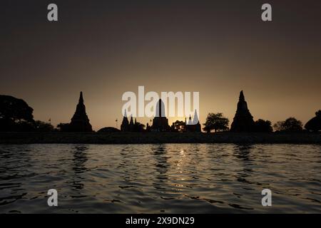 Wat Chaiwatthanaram Tempel in der Abenddämmerung, Ayutthaya, Thailand Stockfoto