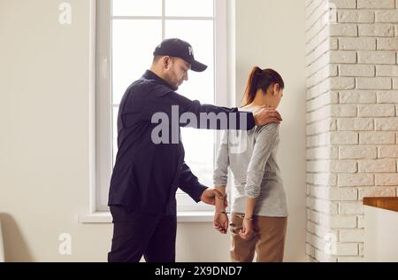 Polizist Verhaftet Frau Und Legt Handschellen An Stockfoto