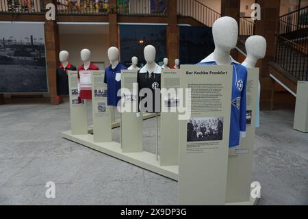 Berlin, Deutschland. Mai 2024. Fußball war nie neutral, so eine Berliner Ausstellung über Fußball unter den Nazis in Berlin, Deutschland, 24. Mai 2024. Anlässlich der UEFA EURO 2024 für Männer ist die Ausstellung den Zwangsarbeitern gewidmet, die Fußball spielten. Jüdische Clubtrikots abgebildet. Quelle: Ales Zapotocky/CTK Photo/Alamy Live News Stockfoto