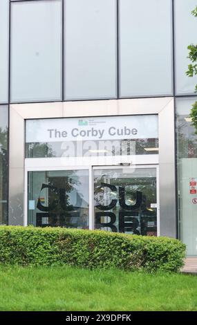 Eintritt in die Bibliothek im Corby Cube Gebäude im Stadtzentrum von Corby, England, an einem regnerischen Tag. Stockfoto