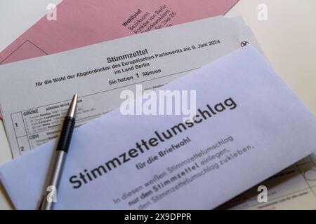 Wahunterlagen für die Briefwahl mit Stimmzettel und Stimmzettelumschlag für die bevorstehenden Wahlen zum Europäischen Parlament. / Abstimmungsdokumente für Briefabstimmungen mit Stimmzettel und Stimmzettel-Umschlag für die bevorstehenden Wahlen zum Europäischen Parlament. Wahlunterlagen zur Europawahl *** Abstimmungsunterlagen zur Briefwahl mit Stimmzettel und Stimmzettel-Umschlag für die bevorstehenden Wahlen zum Europäischen Parlament Abstimmungsdokumente für Briefwahl mit Stimmzettel und Stimmzettel-Umschlag für die bevorstehenden Wahlen zum Europäischen Parlament Abstimmungsdokumente für die Europawahl Stockfoto