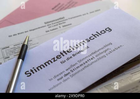 Wahunterlagen für die Briefwahl mit Stimmzettel und Stimmzettelumschlag für die bevorstehenden Wahlen zum Europäischen Parlament. / Abstimmungsdokumente für Briefabstimmungen mit Stimmzettel und Stimmzettel-Umschlag für die bevorstehenden Wahlen zum Europäischen Parlament. Wahlunterlagen zur Europawahl *** Abstimmungsunterlagen zur Briefwahl mit Stimmzettel und Stimmzettel-Umschlag für die bevorstehenden Wahlen zum Europäischen Parlament Abstimmungsdokumente für Briefwahl mit Stimmzettel und Stimmzettel-Umschlag für die bevorstehenden Wahlen zum Europäischen Parlament Abstimmungsdokumente für die Europawahl Stockfoto