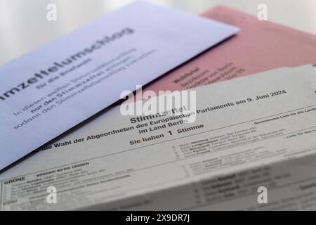 Wahunterlagen für die Briefwahl mit Stimmzettel und Stimmzettelumschlag für die bevorstehenden Wahlen zum Europäischen Parlament. / Abstimmungsdokumente für Briefabstimmungen mit Stimmzettel und Stimmzettel-Umschlag für die bevorstehenden Wahlen zum Europäischen Parlament. Wahlunterlagen zur Europawahl *** Abstimmungsunterlagen zur Briefwahl mit Stimmzettel und Stimmzettel-Umschlag für die bevorstehenden Wahlen zum Europäischen Parlament Abstimmungsdokumente für Briefwahl mit Stimmzettel und Stimmzettel-Umschlag für die bevorstehenden Wahlen zum Europäischen Parlament Abstimmungsdokumente für die Europawahl Stockfoto