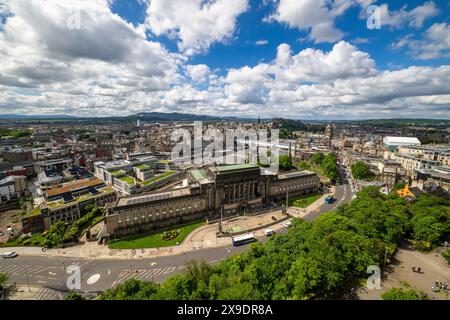 Ein weites Panorama von Edinburgh mit Blick auf St, Andrews House von Calton Hill an einem sonnigen Tag, mit Blick auf den Bahnhof Waverley, die Altstadt und das Schloss Stockfoto