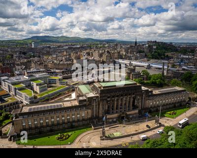 Ein weites Panorama von Edinburgh mit Blick auf St, Andrews House von Calton Hill an einem sonnigen Tag, mit Blick auf den Bahnhof Waverley, die Altstadt und das Schloss Stockfoto