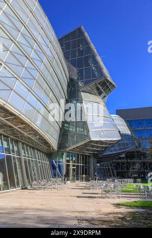 Basel, Schweiz - 25. Oktober 2022 : die Glas- und Stahlkonstruktion des Gebäudes der Novartis Pharma AG nach dem Entwurf von Frank O. Gehry - ein futuristischer Bunker Stockfoto