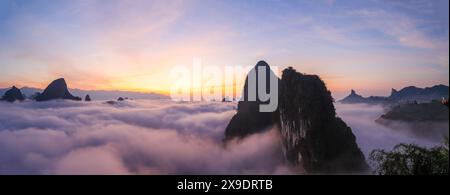 Sonnenaufgang über der natürlichen Landschaft des Karstbergs vom Xianggong Berg, mit rollenden Wolken rund um Guilin, Guangxi, China. Stockfoto