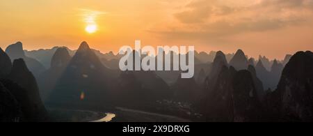 Panoramablick auf die Sonnenuntergangsszene vom Laozhai Berg auf den karsten Hügeln in Guilin, Guangxi, China Stockfoto