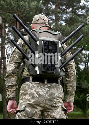 Ukrainisches Militär mit Anti-Drohnen-Rucksack. WB, Radio-elektronische Kriegsführung. Stockfoto