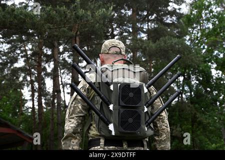 Ukrainisches Militär mit Anti-Drohnen-Rucksack. WB, Radio-elektronische Kriegsführung. Stockfoto