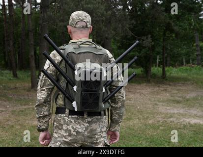 Ukrainisches Militär mit Anti-Drohnen-Rucksack. WB, Radio-elektronische Kriegsführung. Stockfoto