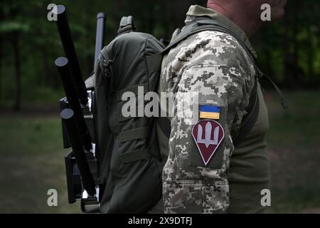 Ukrainisches Militär mit Anti-Drohnen-Rucksack. WB, Radio-elektronische Kriegsführung. Stockfoto