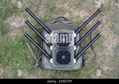 Anti-Drohnen-Rucksack. WB, Radio-elektronische Kriegsführung. Tragbare Drohnenschutzsysteme Stockfoto