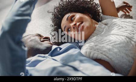 Nahaufnahme der Hände von Freund und Freundin, die sich sanft berühren und halten. Schwarzes Liebespaar spricht im hellen und sonnigen Raum. Der Begriff von Glück und Zärtlichkeit in Beziehung. Stockfoto
