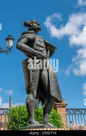 Statue, die dem Stierkämpfer Juan Belmonte gewidmet ist, von Venancio Blanco aus dem Jahr 1972, Triana, Sevilla, Spanien Stockfoto