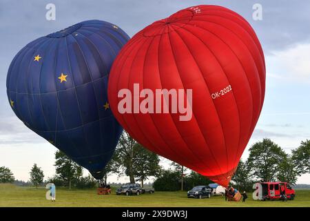 Bela Pod Bezdezem, Tschechische Republik. 31. Mai 2024. Heißluftballons fliegen während der Woche von Bela Pod Bezdezem aus, wo die Ballonveranstaltung in der Tschechischen Republik stattfindet. Das 22. Tschechische Heißluftballonfestival „Belske Hemzeni“ findet in der Stadt Bela Pod Bezdezem (70 km nördlich von Prag) in der Tschechischen Republik statt. (Kreditbild: © Slavek Ruta/ZUMA Press Wire) NUR REDAKTIONELLE VERWENDUNG! Nicht für kommerzielle ZWECKE! Stockfoto