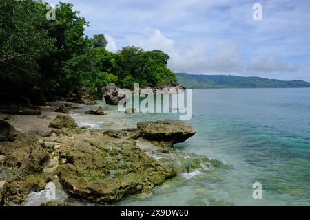 Indonesien Alor Island - felsige Küstenlandschaft Stockfoto