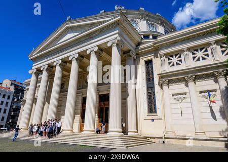 Bukarest, Rumänien, 6. Mai 2021: Altes Gebäude des rumänischen Athene (Ateneul Roman), ein Konzertsaal, der das Wahrzeichen der rumänischen Hauptstadt ist Stockfoto