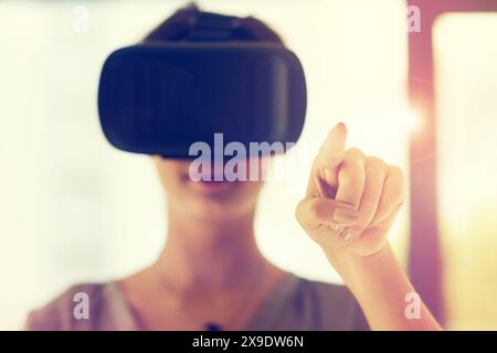 Frau, virtuelle Realität und Büro mit Touch-on-holografischer Oberfläche auf futuristischer benutzeroberfläche für Cloud-Computing. Entwickler, Click- und AR-Brille für die Sicht Stockfoto