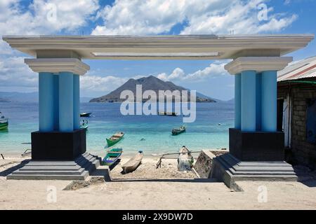 Indonesien Alor - Tor auf Buaya Island mit Blick auf Ternate Island Stockfoto