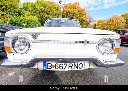 Bukarest, Rumänien, 24. Oktober 2021: Ein weißer Renault 10 französischer Oldtimer parkte auf einer Straße bei einer Veranstaltung für Oldtimer-Sammlungen, in einem sonnigen A Stockfoto