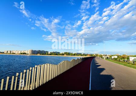 Bukarest, Rumänien, 25. September 2022: Landschaft über dem Crangasi-Park und dem Morii-See (Lacul Morii) oder dem Dambovita-See an einem sonnigen Herbstnachmittag Stockfoto